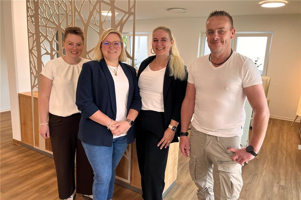 Vier Akteure des neuen Senioren-Wohnkonzepts: Sonja Graf, Assistentin der Geschäftsleitung, steht ebenso im Team wie Christin Litwa, Bereichsleitung der Senioren-Wohngemeinschaften in Reken und Heiden, sowie Hausmanagerin Britta Bergup mit Christian Böttcher, Geschäftsführer des AE-Pflegedienstes (v.l.).
