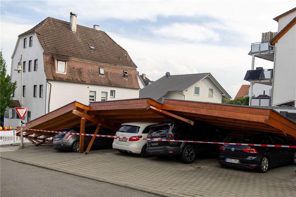 Vier Autos wurden unter dem Carport begraben.Daniel Kessler/onw-images/dpa