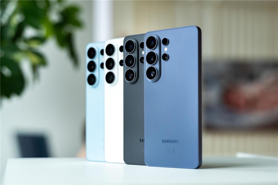 Vier Farben für ein Hallelujah: Die Samsung 26-Ultra kommen in den Farbtönen Sky Blue, White, Black und Cobalt Violet von links nach rechts. Benjamin Pritzkuleit/Samsung/dpa-tmn