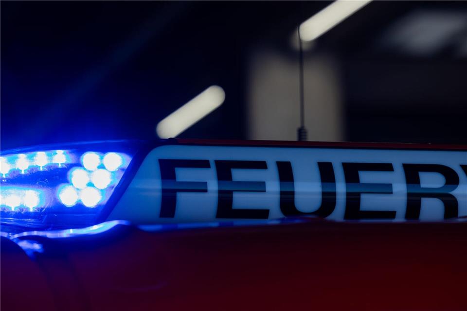 Vier Hausbewohner und acht Feuerwehrangehörige wurden vorsorglich vom Rettungsdienst untersucht. Verletzt hat sich niemand. (Symbolbild)Rolf Vennenbernd/dpa