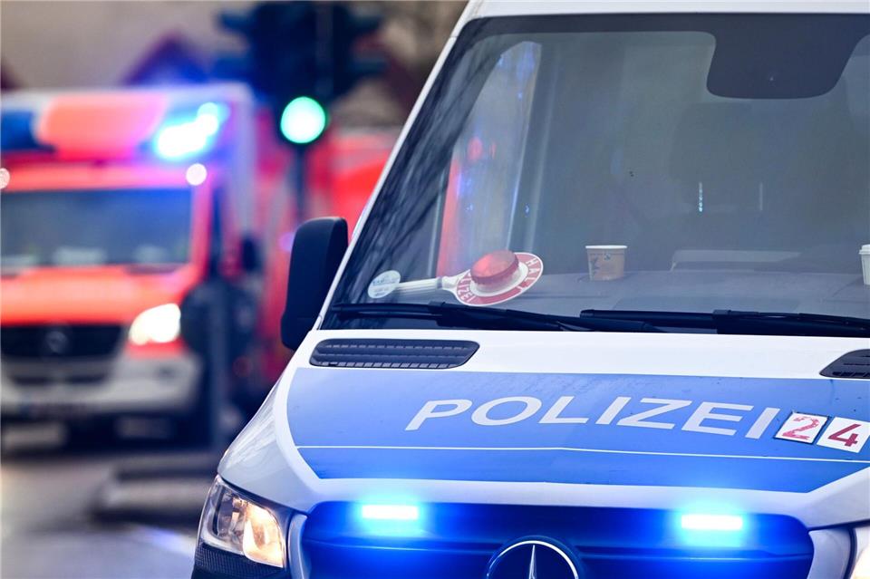 Vier Insassen werden bei einem Autounfall zum Teil schwer verletzt. (Symbolbild)Jens Kalaene/dpa