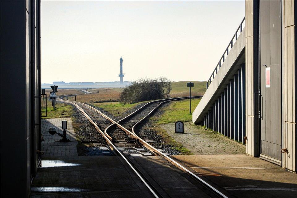 Vier Kilometer lang ist der Schienenstrang, der vom Inseldorf zum Hafen führt.Bernd F. Meier/dpa-tmn