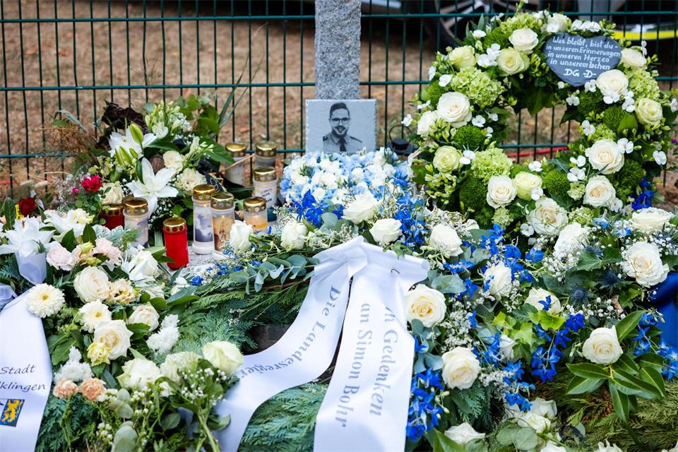 Vier Kränze stehen an der Gedenkstele für den getöteten Polizeioberkommissar Simon Bohr. Sie wurden von der Gewerkschaft der Polizei (GdP), der Deutschen Polizeigewerkschaft (DPolG), der Stadt Völklingen und dem saarländischen Innenministerium niedergelegt.Laszlo Pinter/dpa