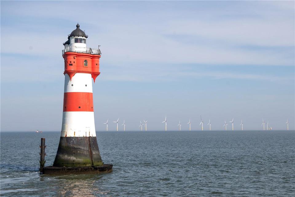 Vier Küstenstädte haben sich als neuer Standort für den Leuchtturm „Roter Sand“ beworben - nun ist die Wahl auf Fedderwardersiel gefallen. (Archivbild)Sina Schuldt/dpa