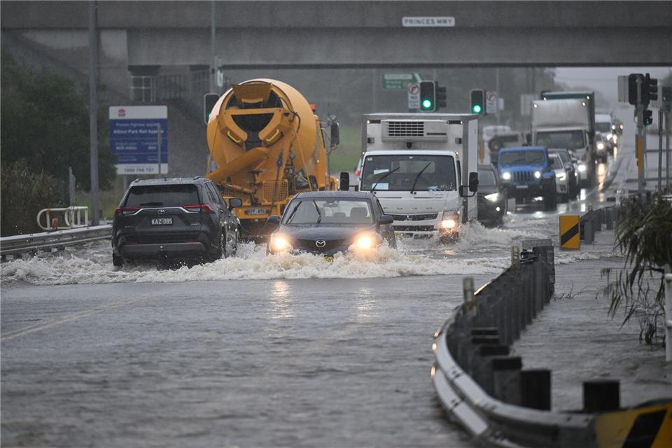 Vier Menschen sind tot, drei von ihnen ertranken in ihren Autos.Dean Lewins/AAP/dpa