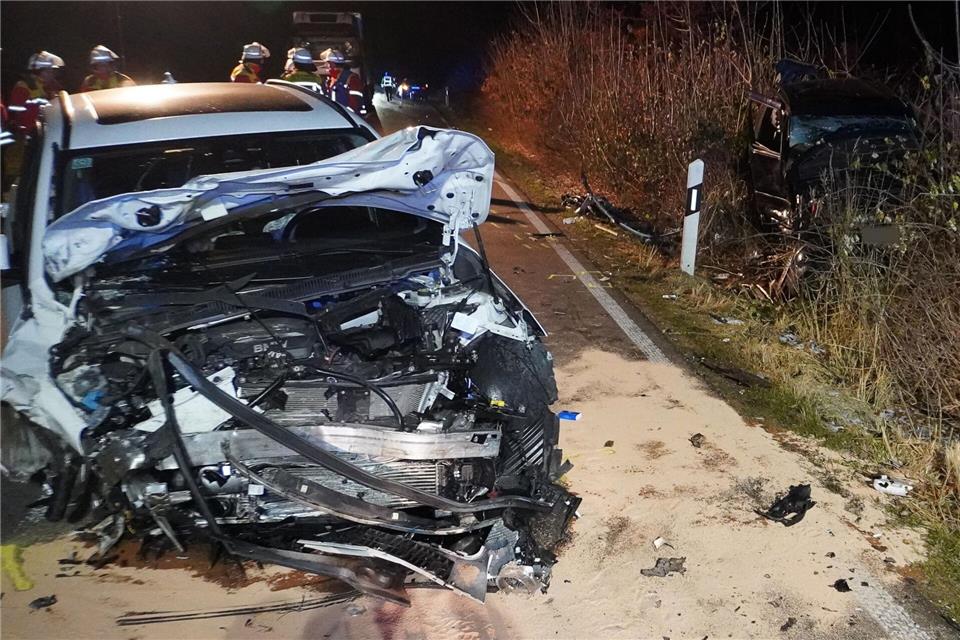 Vier Menschen werden nach dem Unfall in ein Krankenhaus gebracht. -/SWD-Medien/dpa