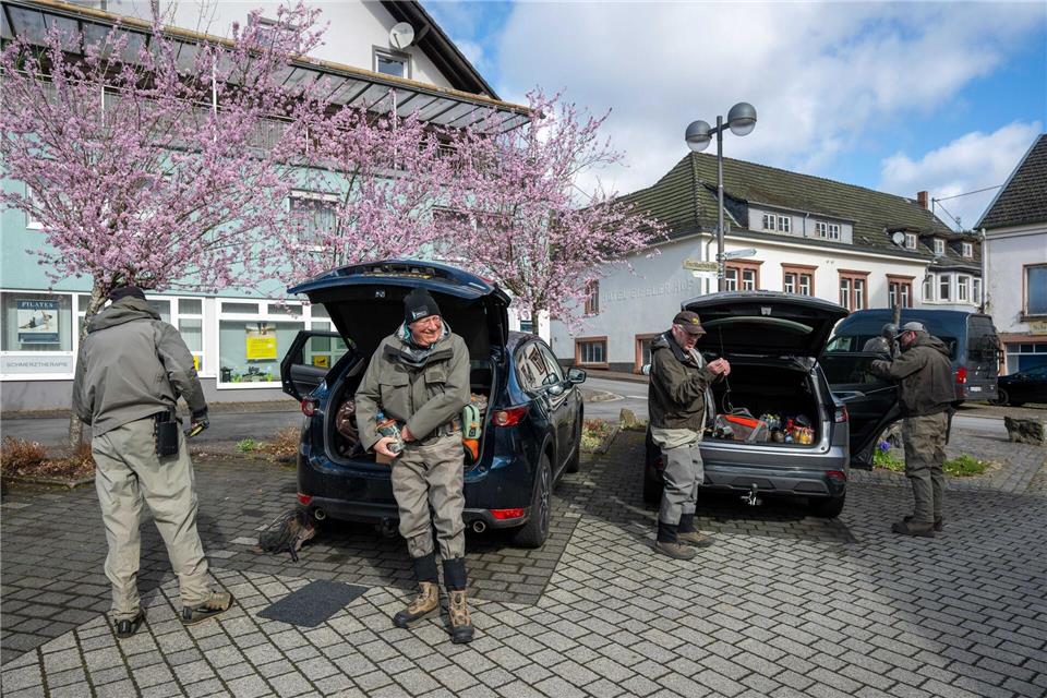 Vier Niederländer sind aus Rotterdam zum Fliegenfischen nach Birresborn gekommen. Harald Tittel/dpa