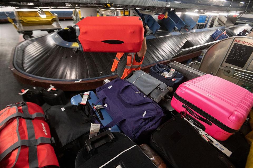 Vier Prozent der Gepäckstücke gehen auf Nimmerwiedersehen verloren. (Symbolbild)Marijan Murat/dpa