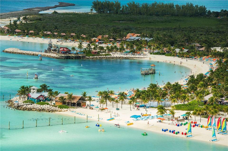 Vier Quadratkilometer groß ist die Castaway Cay der Disney Cruise Line: Pro Tag macht hier laut der Reederei nur ein Schiff fest.Matt Stroshane/Disney Cruise Line/dpa-tmn