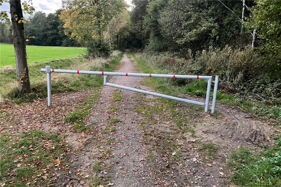Vier Schranken hat die Korte-Stiftung als Eigentümer des Tiergartens aufgestellt, um den Pkw-Verkehr im Wald zu unterbinden. Die UWG-Fraktion fordert zu prüfen, ob die Schranken notwendig und zulässig sind.