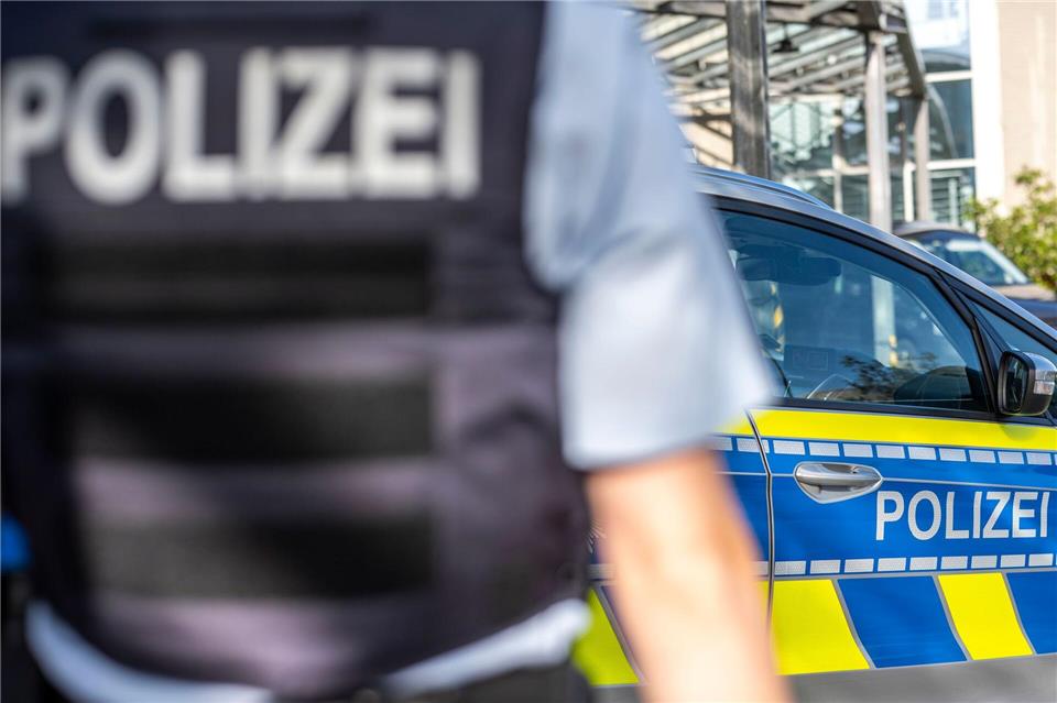 Vier Verletzte bei einem Unfall mit einem Polizei-Transporter auf Blaulichtfahrt. (Symbolbild)David Inderlied/dpa