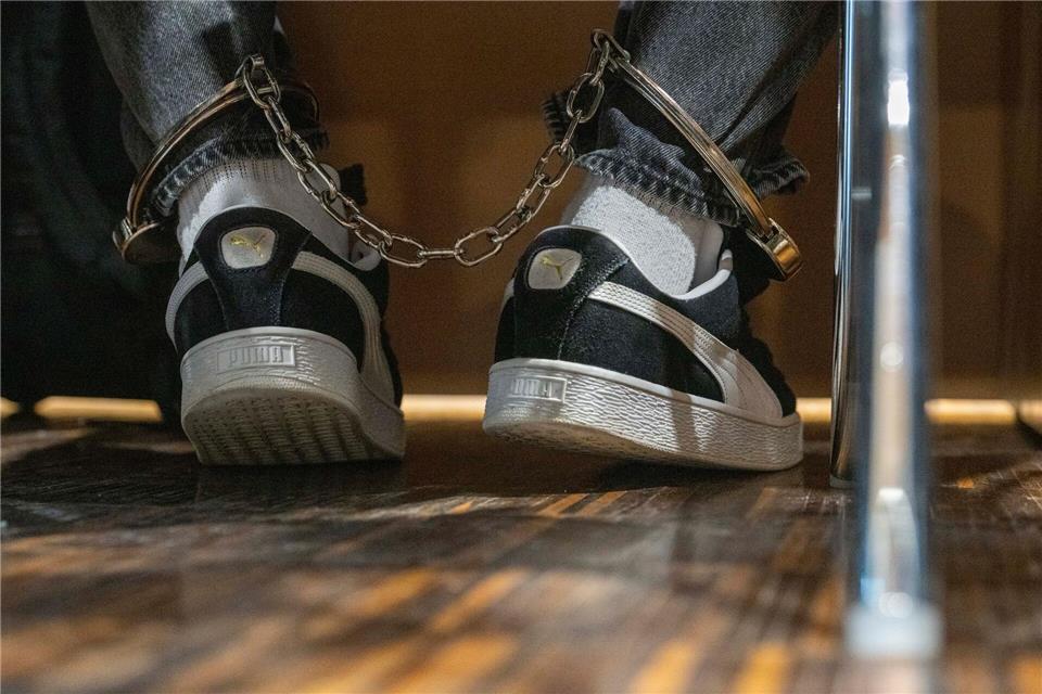 Vier der Angeklagten sollen ein schwules Paar zusammengeschlagen haben. (Archivbild)Stefan Puchner/dpa