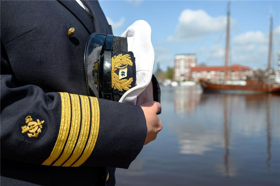 Vier goldene Streifen an der Uniform zeigen an: Taalke Middents ist Kapitänin. Izabela Mittwollen/dpa