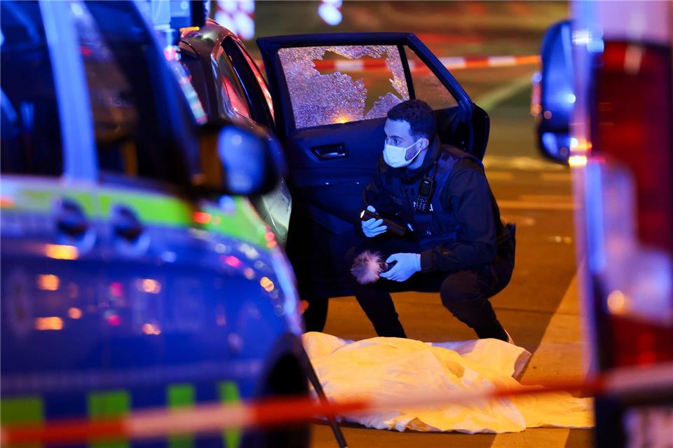 Viermal schoss der Täter durch die Seitenscheibe des Autos. (Archivbild)Christoph Reichwein/dpa