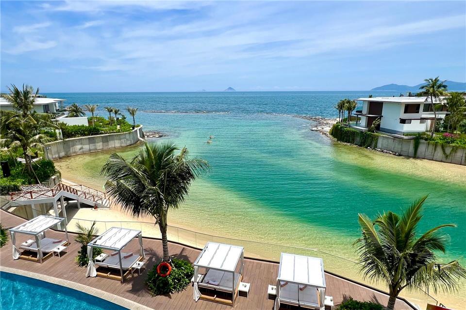 Vietnam bietet viele schöne Strände und türkisfarbenes Meer - wie hier in Nha Trang im Süden des Landes.Carola Frentzen/dpa