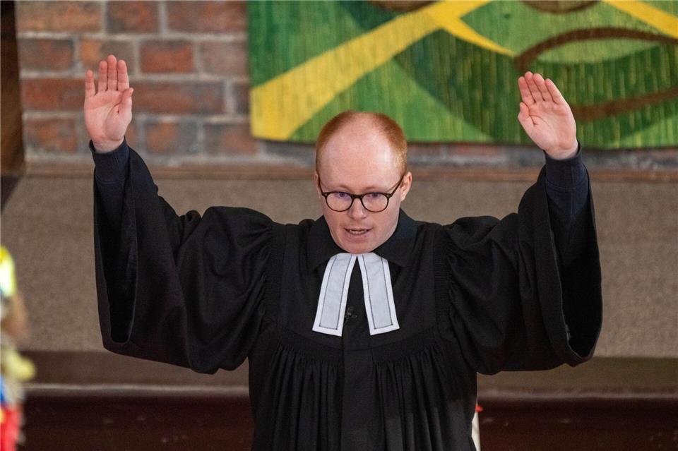 Vikar Tim Trabe leitete den Familiengottesdienst, mit dem am Sonntag des toten Fabian aus Güstrow gedacht wurde.Stefan Sauer/dpa