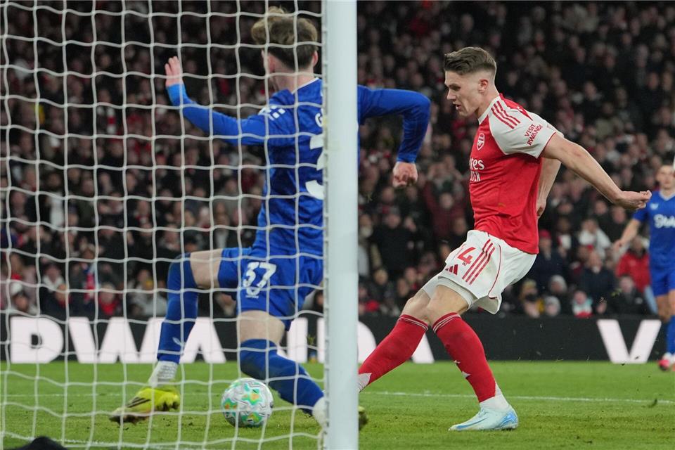 Viktor Gyökeres (r) erzielte die späte Führung für den FC Arsenal.Kin Cheung/AP/dpa