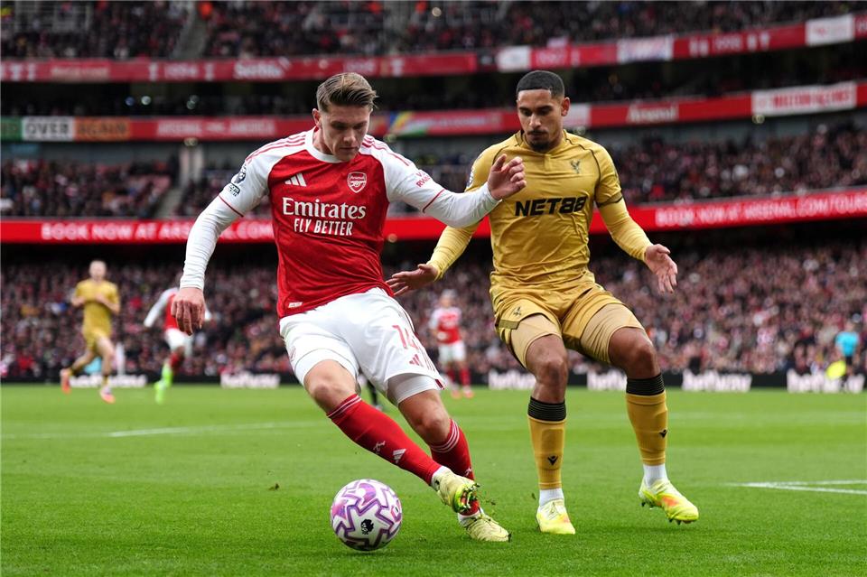 Viktor Gyokeres (l) von Arsenal und Maxence Lacroix von Crystal Palace im umkämpften Derby.John Walton/PA Wire/dpa