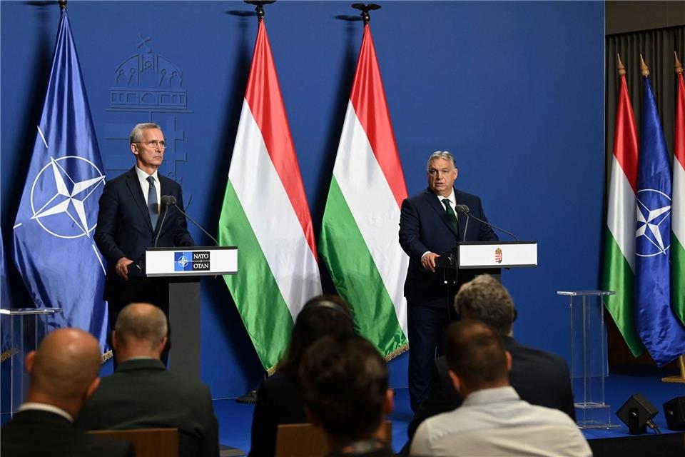 Ungarn billigt Nato-Ukraine-Plan Viktor Orban (r.) und Jens Stoltenberg während einer gemeinsamen Pressekonferenz in Budapest.