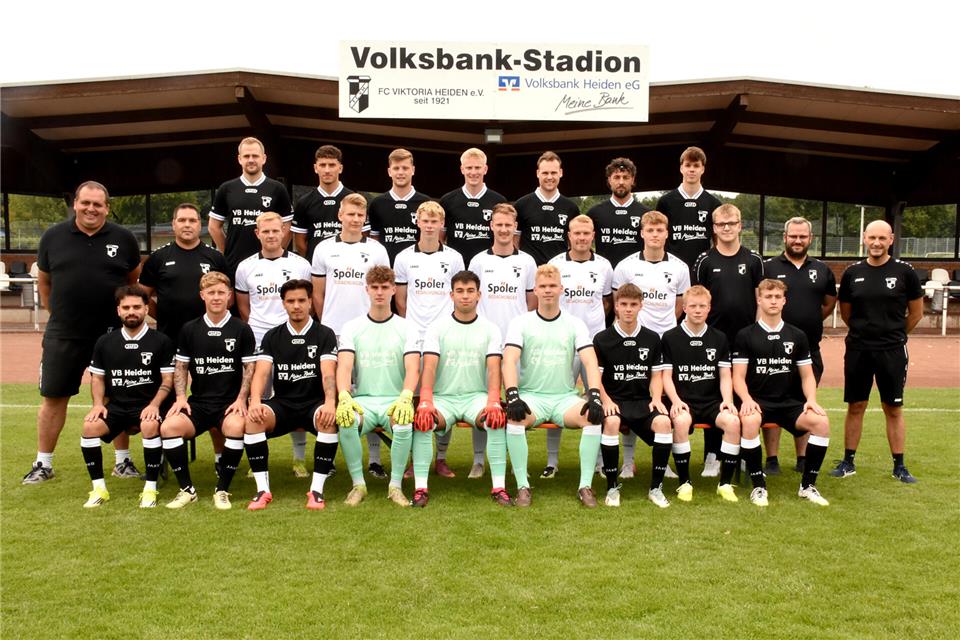 Viktoria Heiden hofft auf eine entspanntere Saison 2026/27: Oben von links: Dennis Hubert, Benet Osmani, Phillip Stapel, Tobias Baumeister, Jan Möllmann, Michael Olczyk und Hendrik Hertzfeld. Mitte von links: Trainer Christoph Klaas, Torwarttrainer Daniel Dowe, René Kemper, Maximilian Hirle, Nick Busch, Simon Brun, Mike Berger, Laurin Büdding, Betreuer Niklas Lohkamp, Betreuer Sebastian Christoph und Physiotherapeut Sebastian Zundler. Unten von links: Ali Ibraim, Raphael Niehoff, Philipp Loskill, Johannes Hellmann, Alesandro Sidoti, Niclas Lohaus, Sebastian Vestrick, Benedikt Vestrick und Hannes Hülsdünker. Auf dem Foto fehlen: Co-Trainer Emanuel Kastrinos, Sportliche Leiter Tobias Terlau und Bernd Oenning, Dean Winter, Nils Lohaus, Noah de Lucia, Aurele Rupp, Tom Jahn und Zinedine Cicinho Funfack.