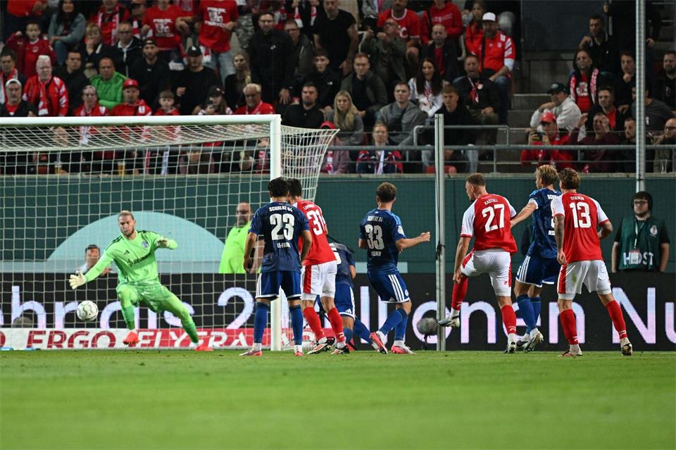 Vin Kastull (3.v.r.) erzielt die Führung für Halle.Hendrik Schmidt/dpa