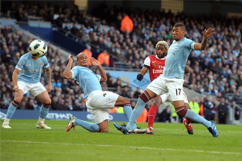 Vincent Kompany (Mitte) und Jérôme Boateng spielten - wie hier im Oktober 2010 - zusammen für Manchester City. (Archivfoto)picture alliance / dpa