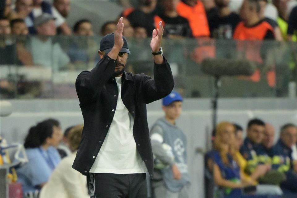 Bayern-Chef lobt den „lieben Vincent“: Auf Heynckes‘ Spuren Vincent Kompany applaudiert seiner Mannschaft beim 5:1 gegen Pafos.Peter Kneffel/dpa