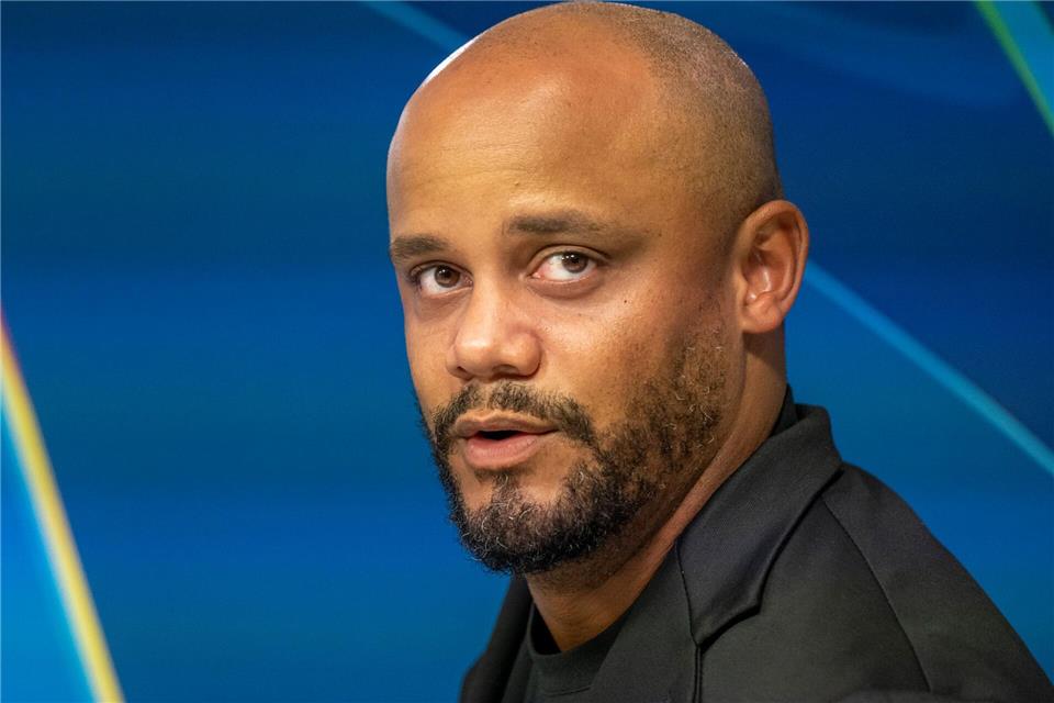Vincent Kompany bei der Pressekonferenz in Zypern.Peter Kneffel/dpa