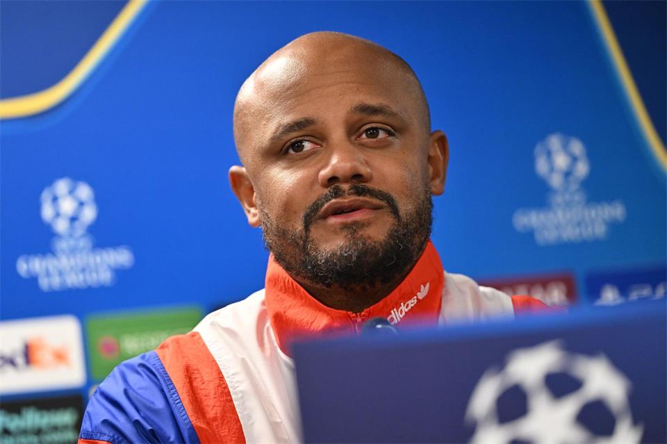 Vincent Kompany erklärt, warum Neuer nicht von Beginn an spielen kann.Peter Kneffel/dpa