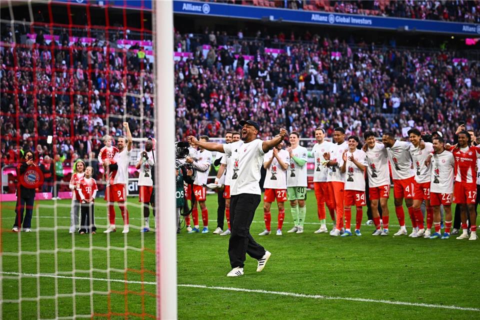 Vincent Kompany geht nach der gewonnenen Meisterschaft aus sich heraus.Tom Weller/dpa