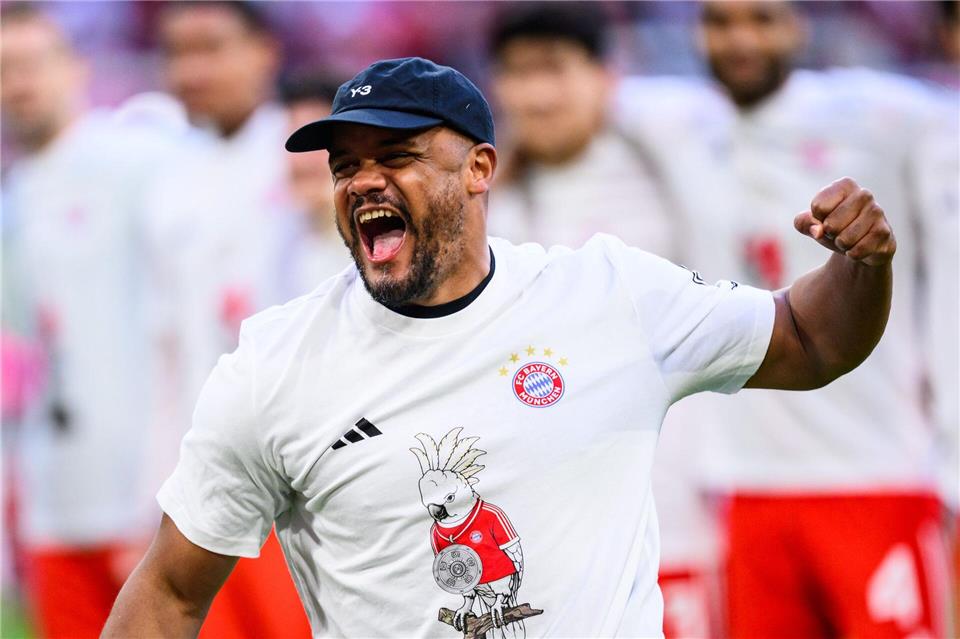 Vincent Kompany jubelt ausgelassen über den Gewinn der Meisterschaft. (Archivbild)Tom Weller/dpa