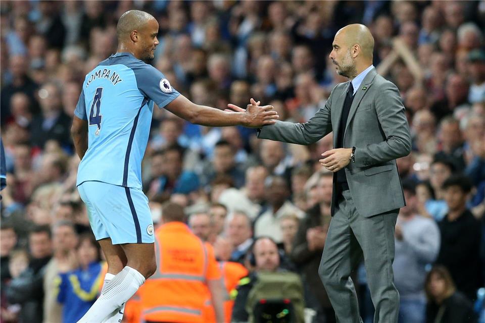 Vincent Kompany (l) und Pep Guardiola verbindet eine besondere Beziehung. (Archivbild)Martin Rickett/Press Association/dpa