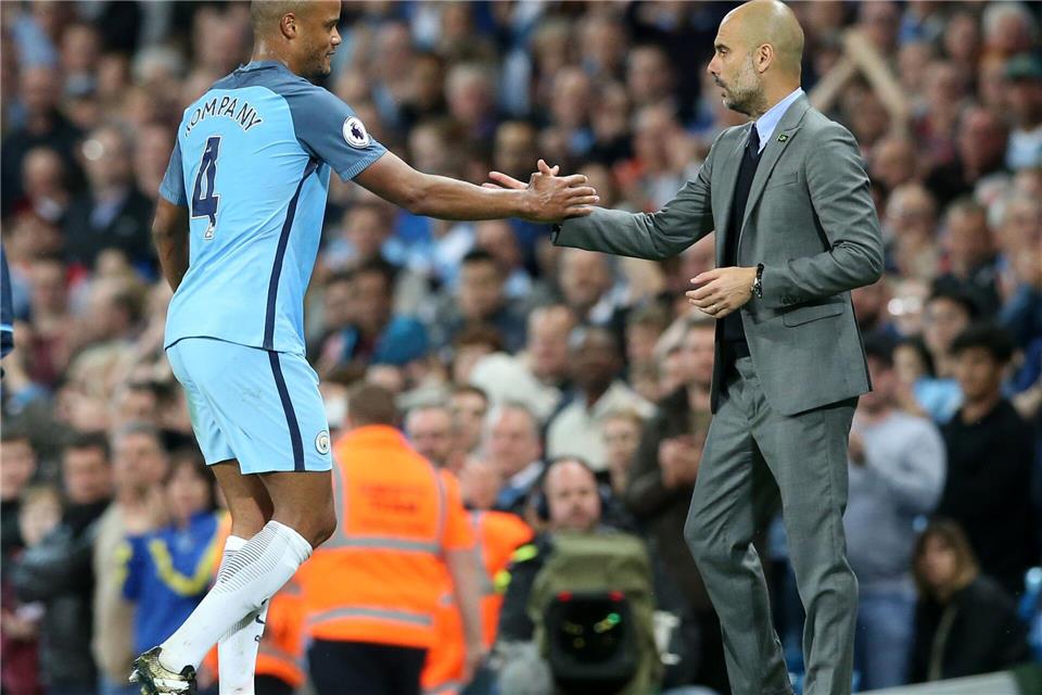 Vincent Kompany (l) war Pep Guardiolas Kapitän bei Manchester City. (Archivbild)Martin Rickett/Press Association/dpa
