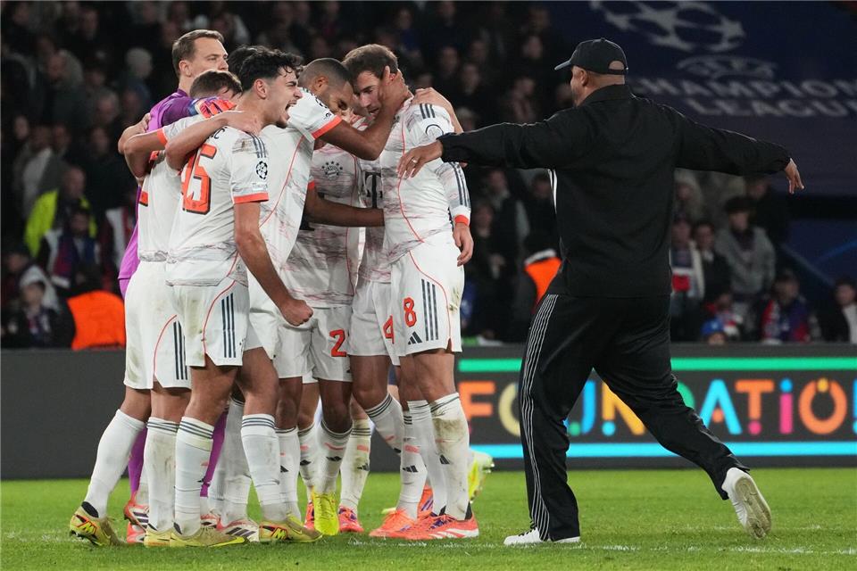 Vincent Kompany (r) stürmt auf den Rasen, um nach dem großen Sieg mit seinen Spielern im Kreis zu jubeln.Thibault Camus/AP/dpa