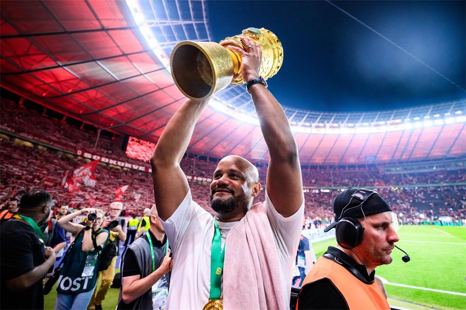 Vincent Kompany will auch in dieser Saison wieder den DFB-Pokal in Händen halten. (Archivbild)Tom Weller/dpa