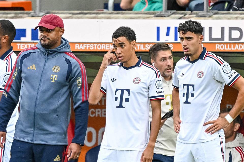 Vincent Kompany wird Jamal Musiala - wie hier in Heidenheim - im Supercup nicht einwechseln und einsetzen. Harry Langer/DeFodi/dpa/dpa