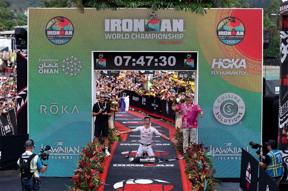 Vincent Luis feiert seinen Triumph auf Hawaii.Sean M. Haffey/Getty Images North America for IRONMAN/dpa