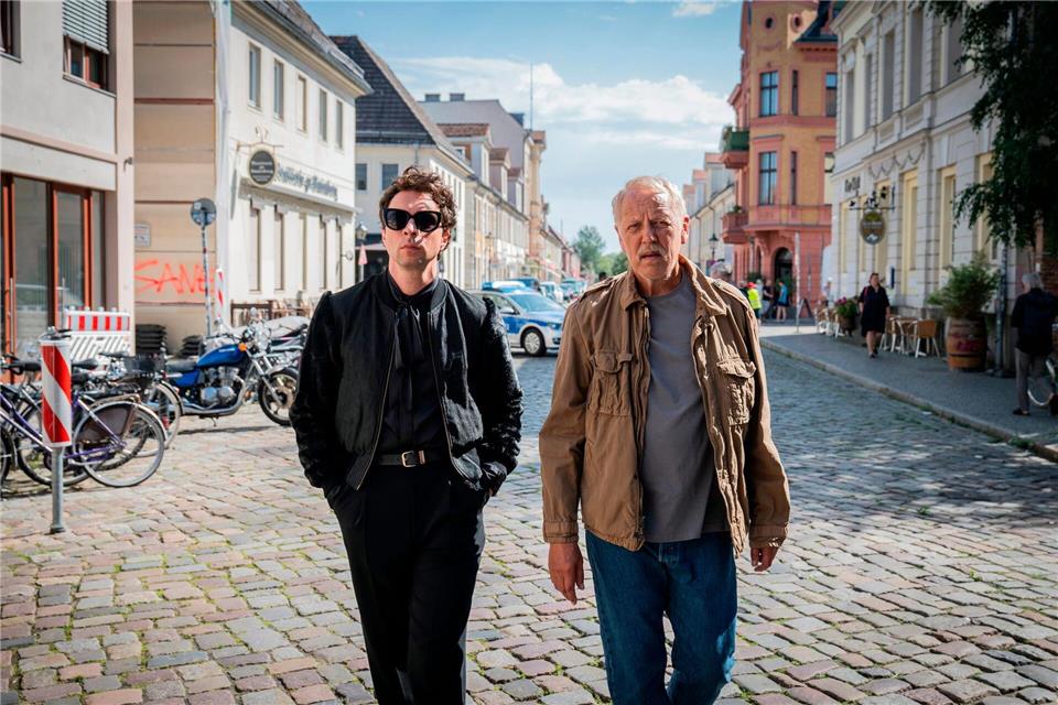 Vincent Ross (l, André Kaczmarczyk) und Karl Rogov (Frank Leo Schröder) von der deutsch-polnischen Mordkommission im Grenzort Świecko verschlägt es nach Potsdam. Christoph Assmann/rbb Presse & Information/dpa