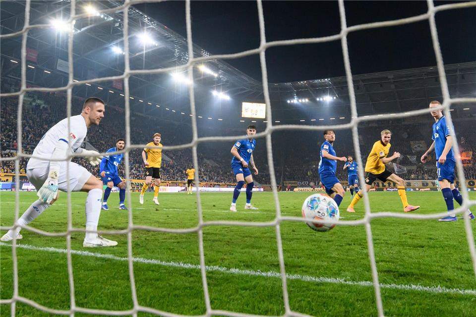 Vincent Vermeij (Dynamo Dresden, 2.v.r.) erzielt gegen Marcel Schuhen (SV Darmstadt, l) das Tor zum 1:0Robert Michael/dpa