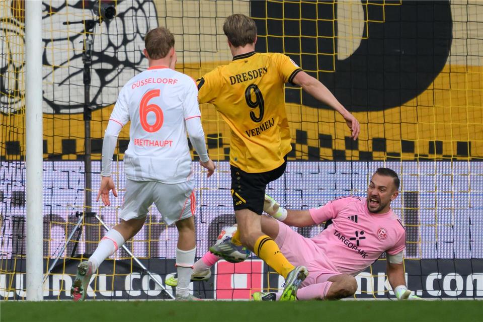 Vincent Vermeij (Dynamo Dresden, M) erzielt gegen Torwart Florian Kastenmeier (Fortuna Düsseldorf) und Tim Breithaupt (Fortuna Düsseldorf) das Tor zum 2:0.Robert Michael/dpa