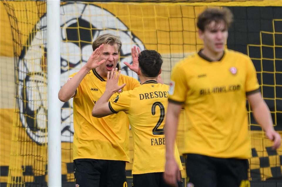 Vincent Vermeij (Dynamo Dresden, l) jubelt nach seinem Tor zum 2:0 mit Konrad Faber (Dynamo Dresden).Robert Michael/dpa