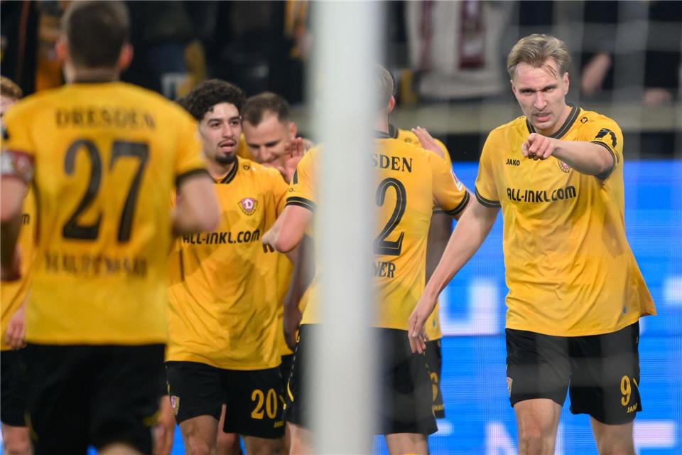 Vincent Vermeij (Dynamo Dresden, r) jubelt nach seinem Tor zum 2:0.Robert Michael/dpa
