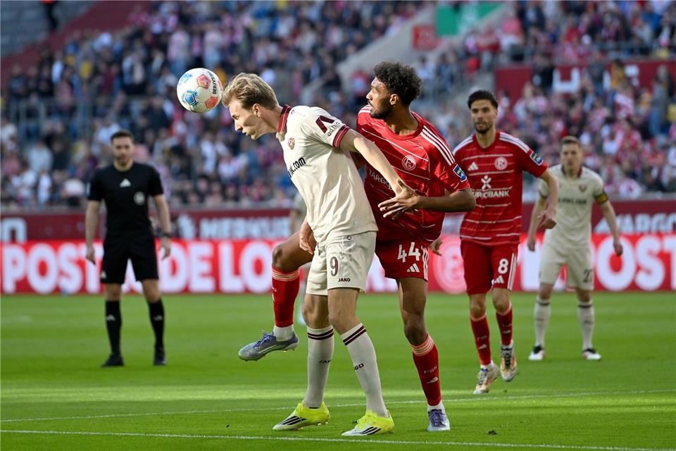 Vincent Vermeij von Dynamo Dresden ist eher am Ball als Elias Egouli von Fortuna Düsseldorf. Anke Waelischmiller/dpa