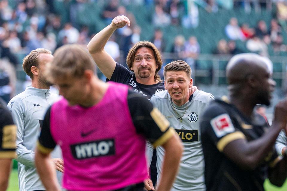 Vincent Wagner feiert gemeinsam mit Co-Trainer Mike Frantz.David Inderlied/dpa