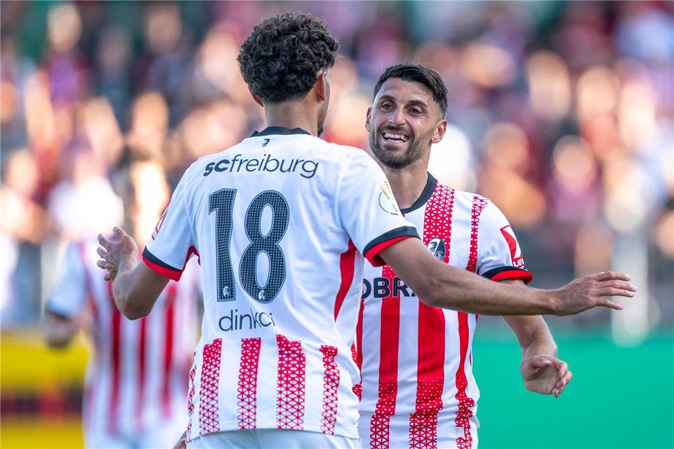 Vincenzo Grifo (r.) ist seit Jahren Freiburgs beständigster Offensivspieler.David Inderlied/dpa