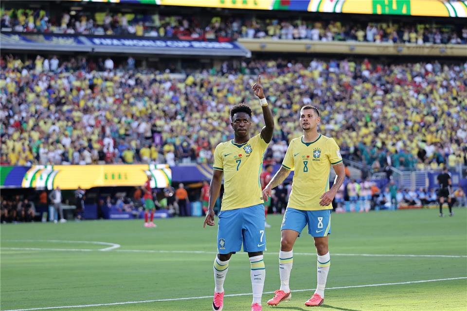 Vinícius Júnior (l.) ist Brasiliens große Offensiv-Hoffnung bei der WM.Adam Hunger/AP/dpa