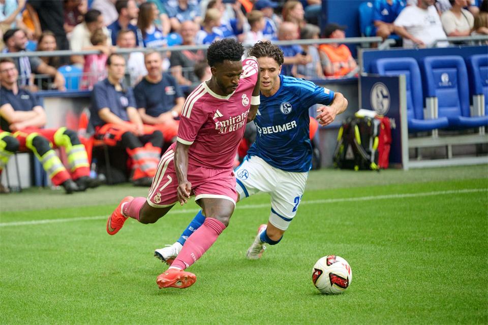Vinícius Júnior (l) wurde beim Testspiel auf Schalke ausgepfiffen. (Archivbild)Bernd Thissen/dpa
