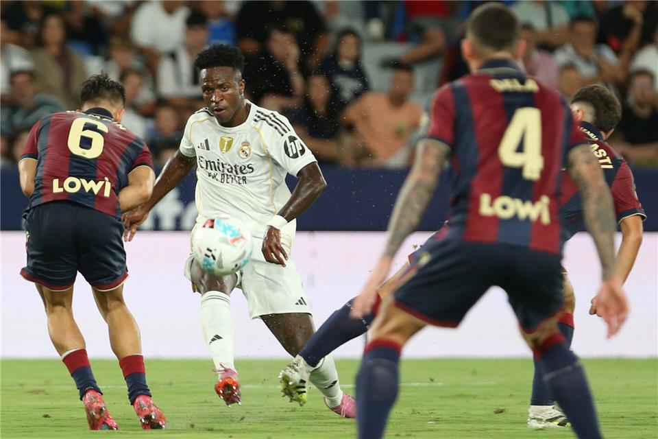 Vinicius Junior (m) sorgte für die Führung gegen LevanteAlberto Saiz/AP/dpa