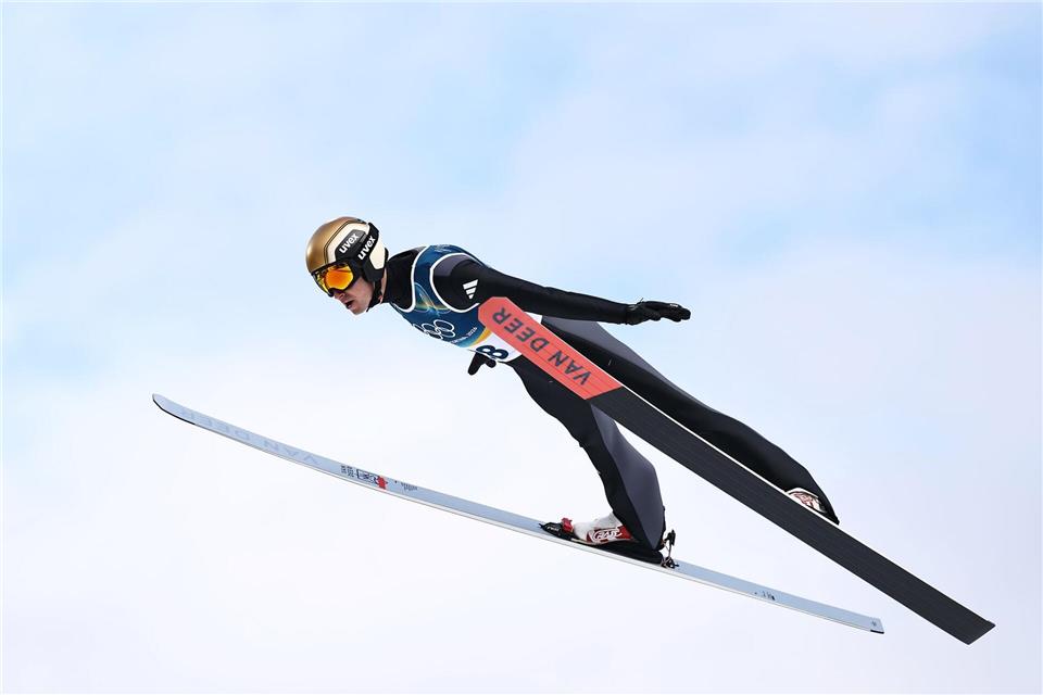 Vinzenz Geiger brachte sich beim Skispringen in eine gute Ausgangsposition, für Edelmetall reichte es trotzdem nicht.Daniel Karmann/dpa