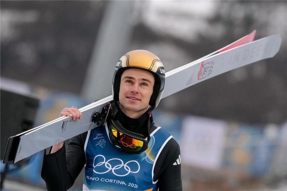 Vinzenz Geiger hat sich mit IOC-Präsidentin Kirsty Coventry ausgetauscht.Evgeniy Maloletka/AP/dpa